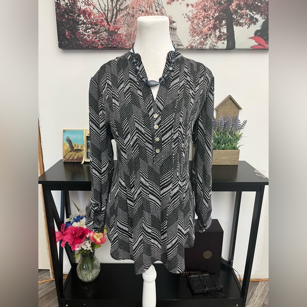 Zac & Rachel Women’s Top Blouse Geometric V Neck 3/4  Roll Tab Sleeve Size M